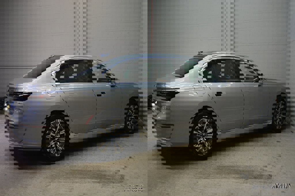 Used 2024 BMW i7 eDrive50 image 32