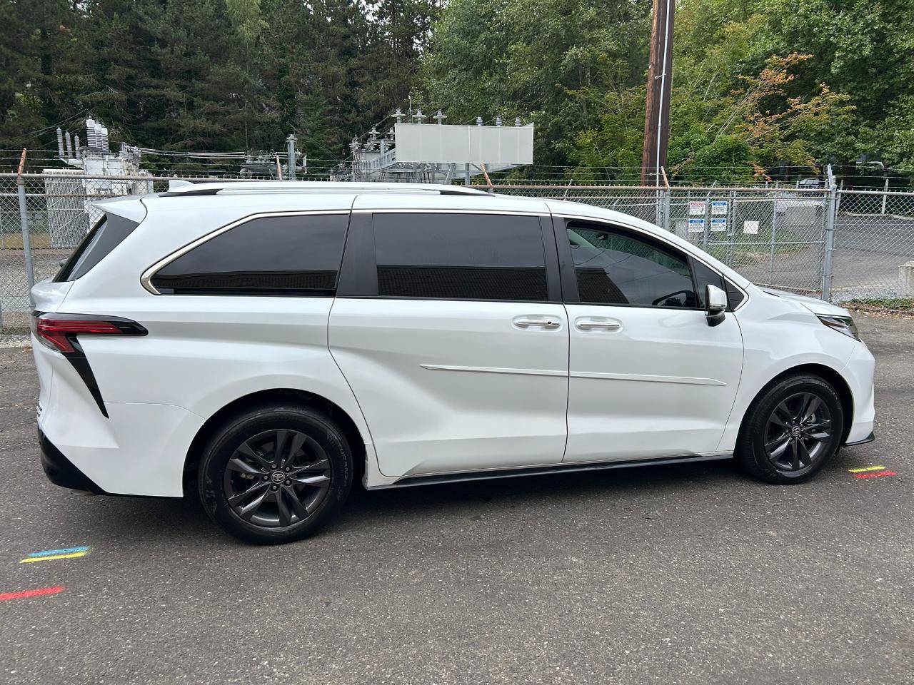 Used 2024 Toyota Sienna Limited AWD/4WD image 4