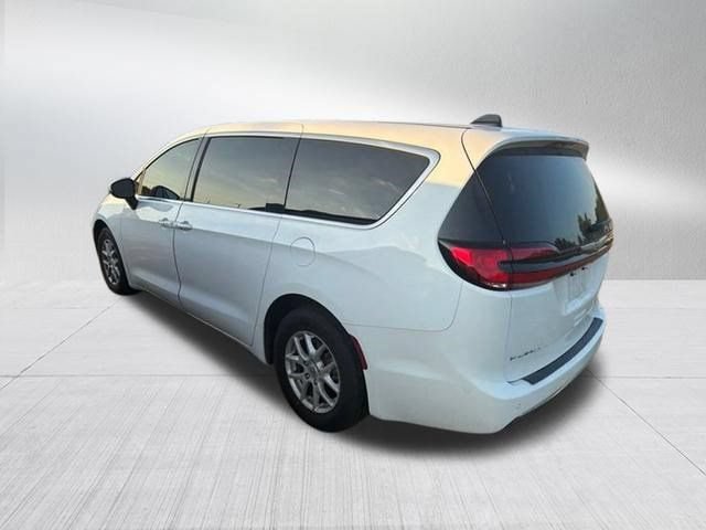 Used 2023 Chrysler Pacifica Touring-L FWD image 12