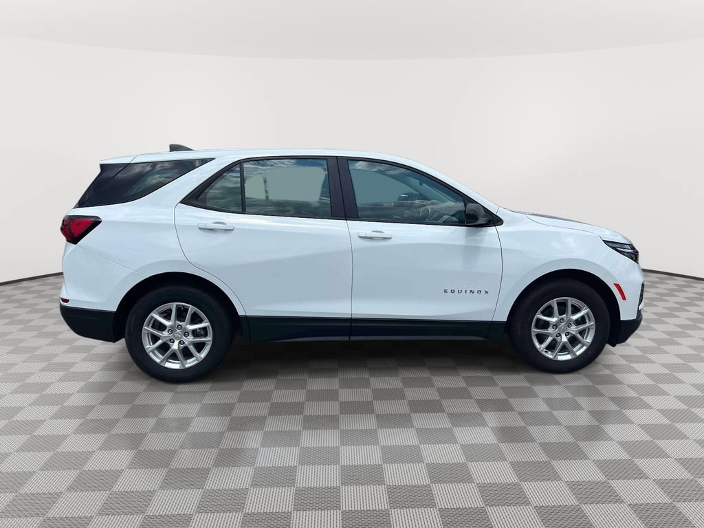 Used 2024 Chevrolet Equinox LS w/ Driver Confidence II Package FWD image 4
