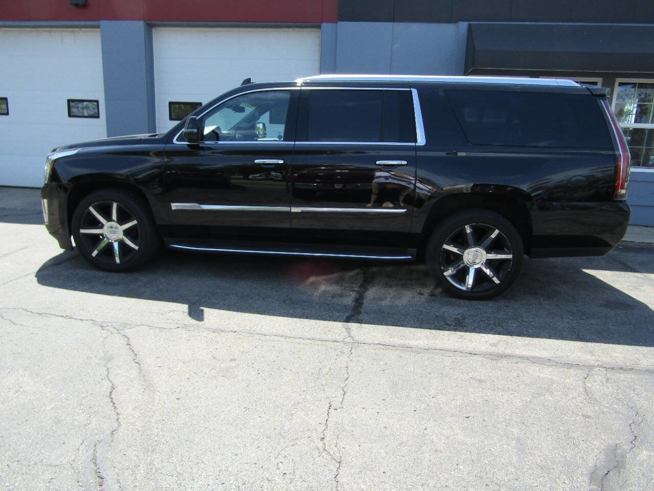 Used 2017 Cadillac Escalade ESV Luxury AWD/4WD image 1