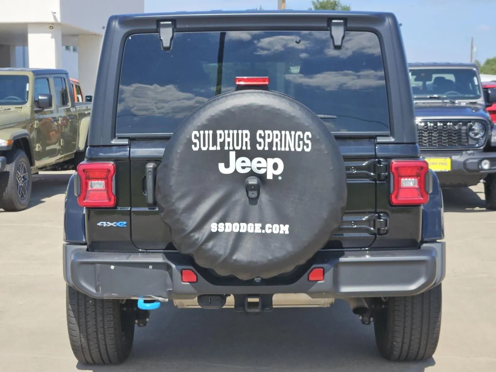 Used 2023 Jeep Wrangler Sahara image 5