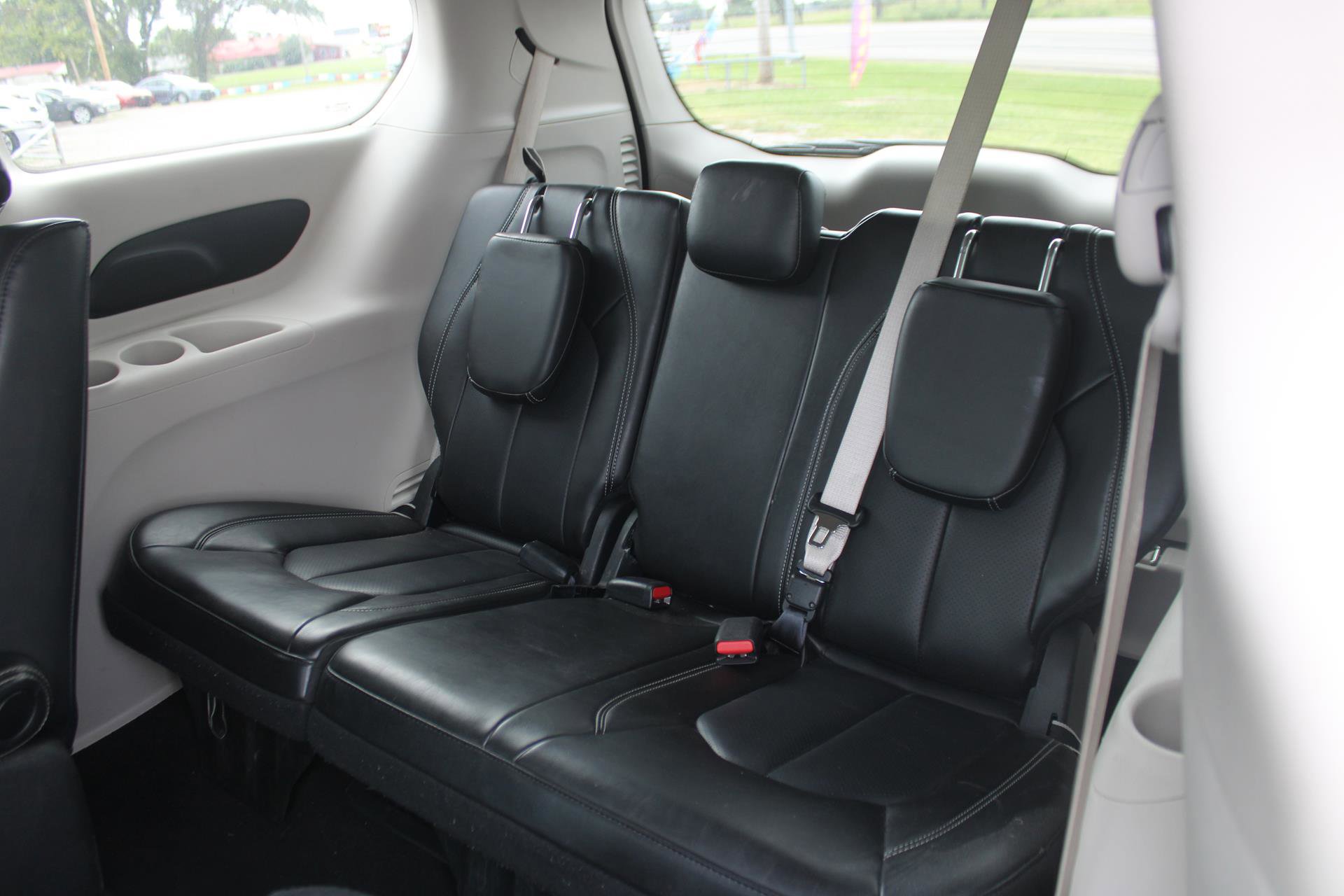 Used 2023 Chrysler Pacifica Touring-L image 16