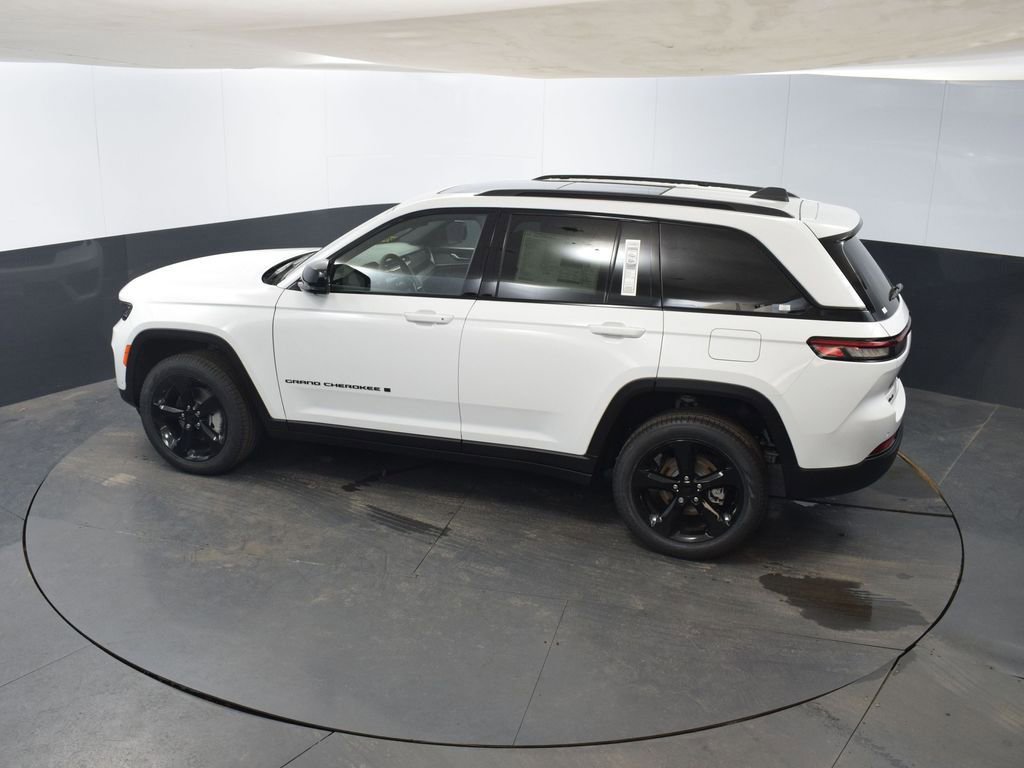 Used 2025 Jeep Grand Cherokee Limited w/ Luxury Tech Group II image 46