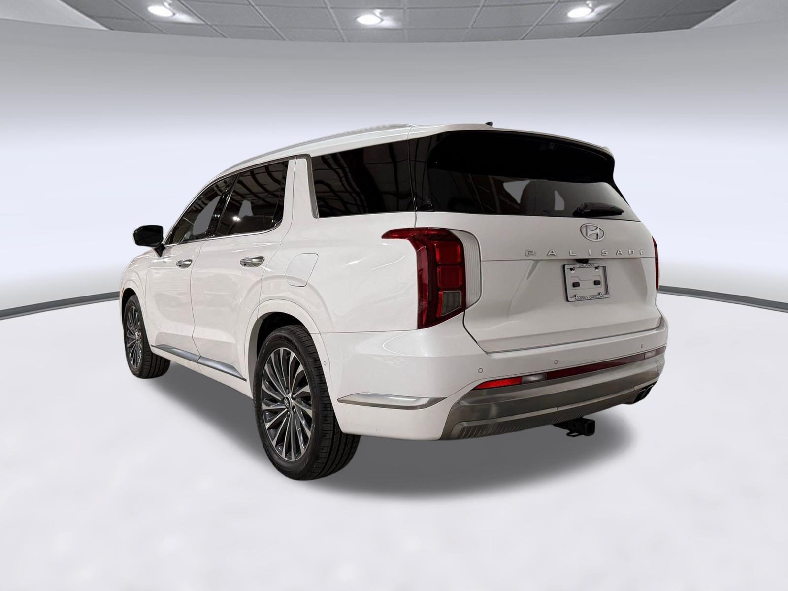 Used 2023 Hyundai Palisade Calligraphy FWD image 3