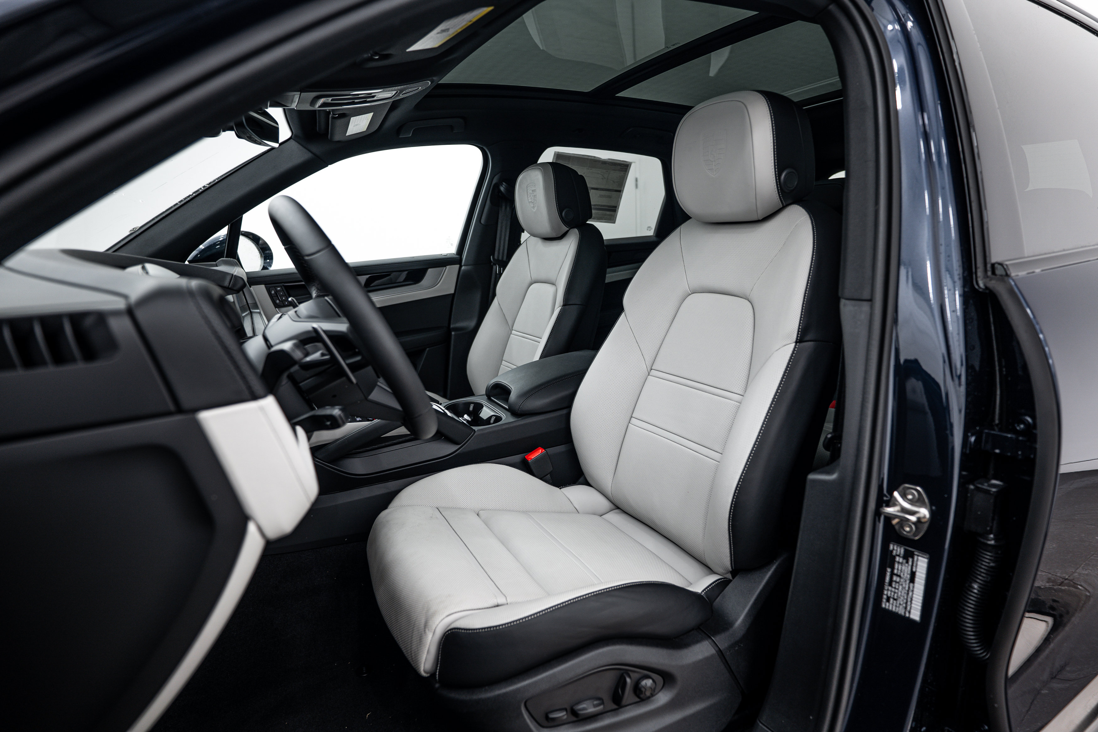 Certified 2026 Porsche Cayenne AWD/4WD image 5