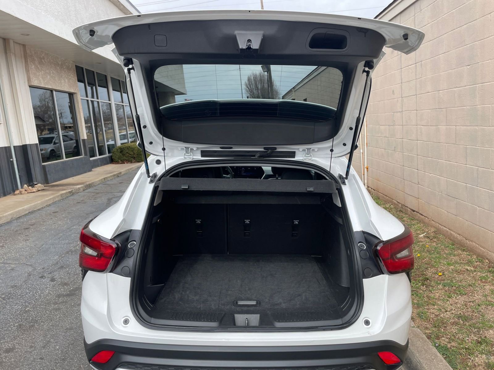 Used 2025 Chevrolet Trax LT image 30