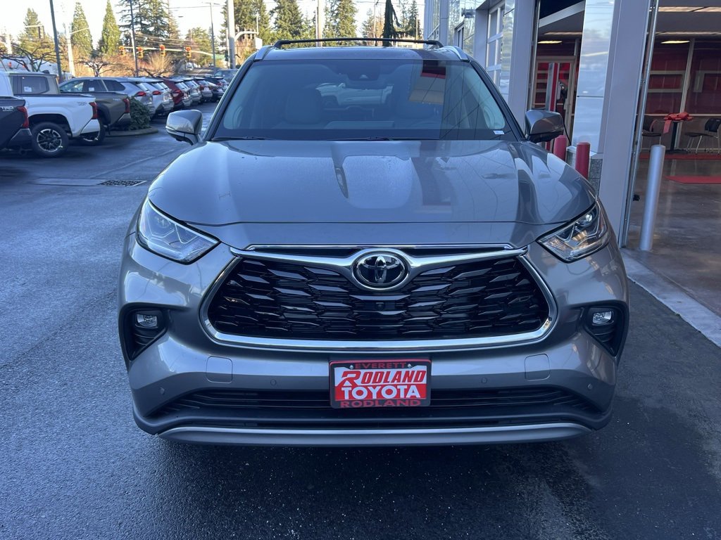 New 2025 Toyota Highlander Platinum image 3