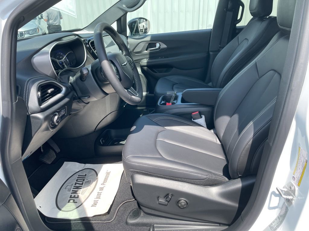 New 2026 Chrysler Pacifica Select image 22