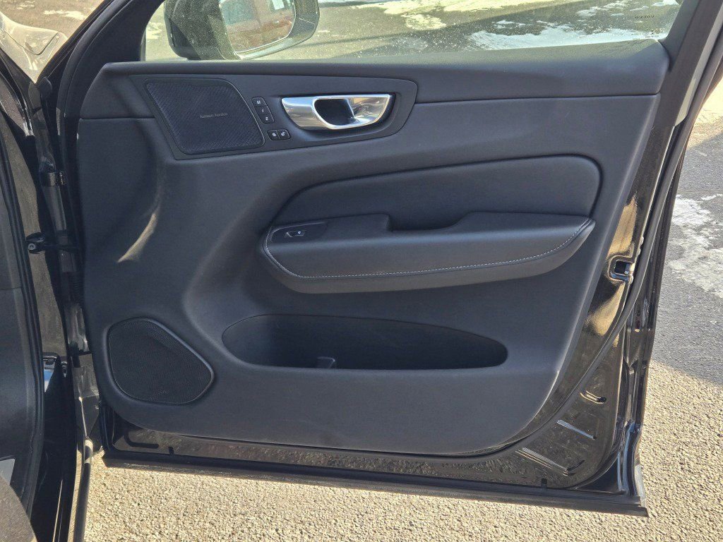 Used 2022 Volvo XC60 T8 Inscription w/ Advanced Package image 4