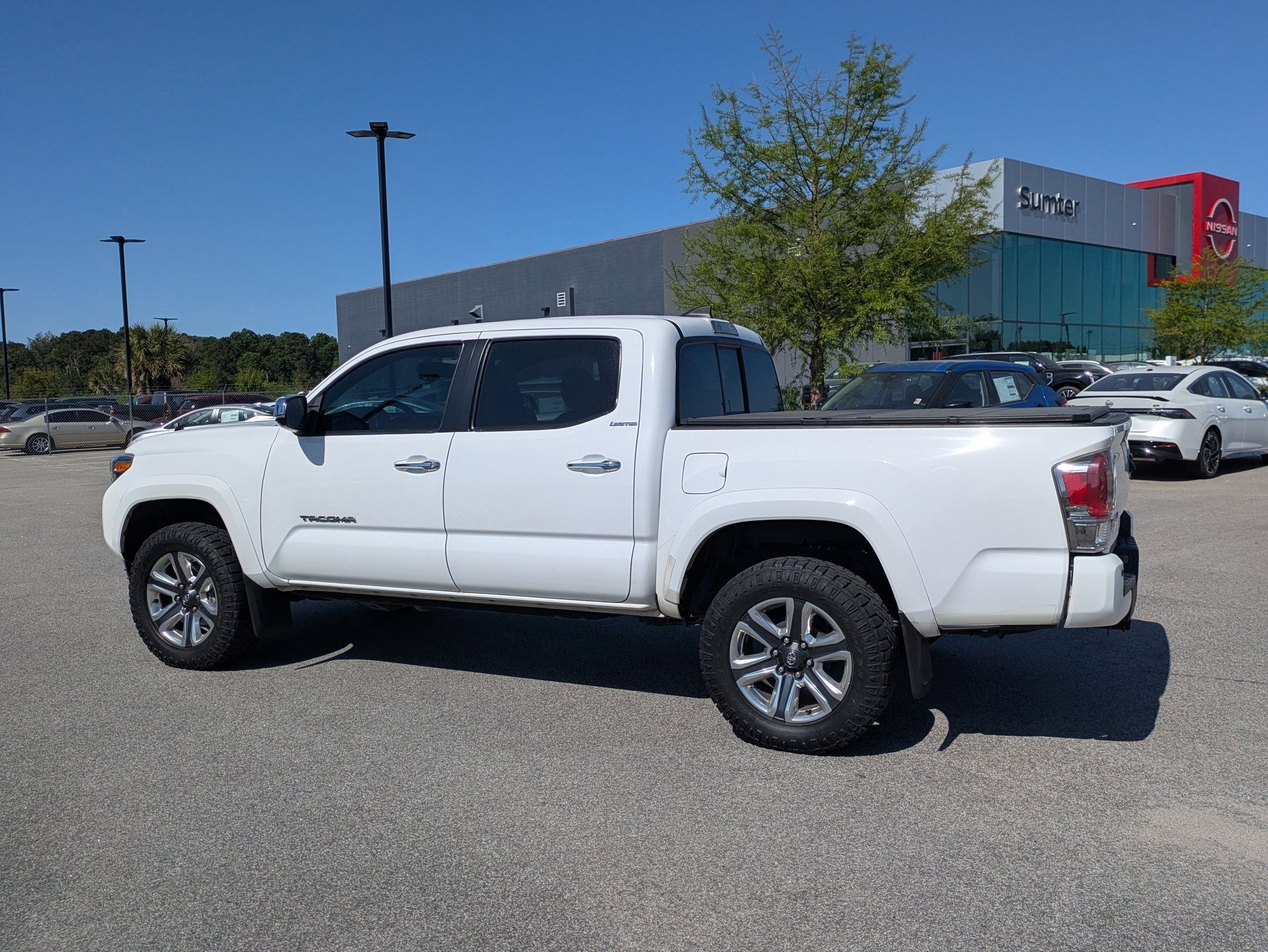 Used 2016 Toyota Tacoma Limited w/ Towing Package image 6