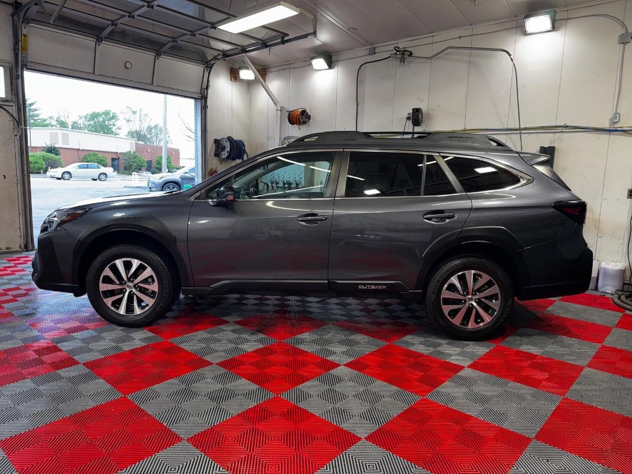 Used 2023 Subaru Outback Premium AWD/4WD image 4