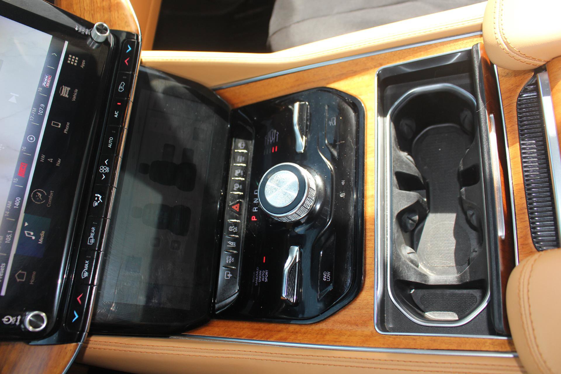 Used 2022 Jeep Grand Wagoneer Series III w/ Rear Seat Video Group 1 image 17