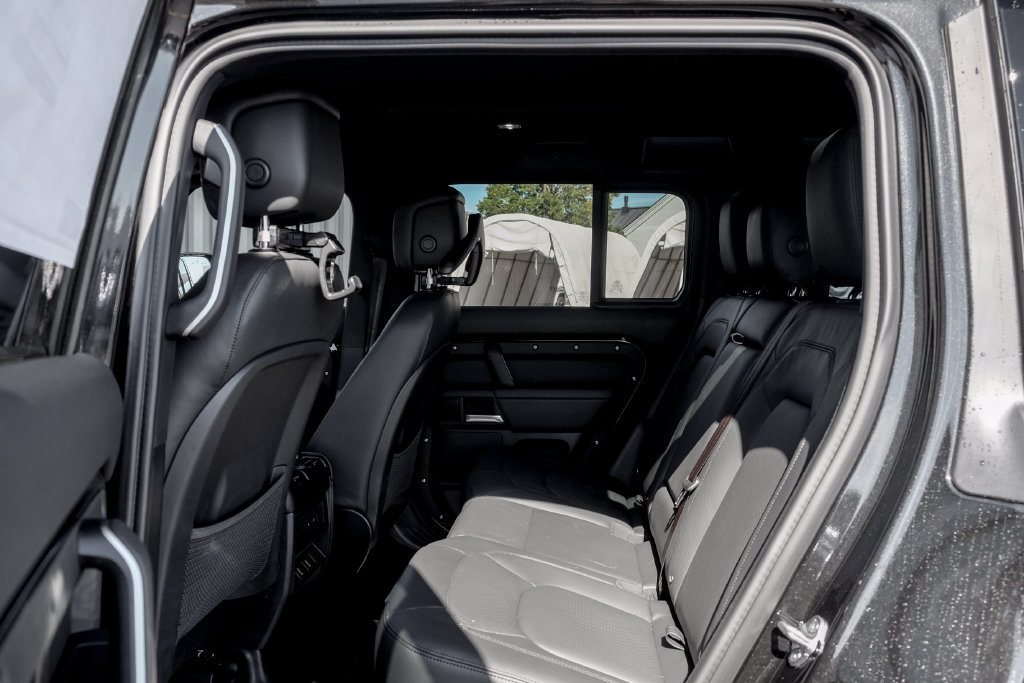 New 2026 Land Rover Defender 110 X-Dynamic SE AWD/4WD image 17