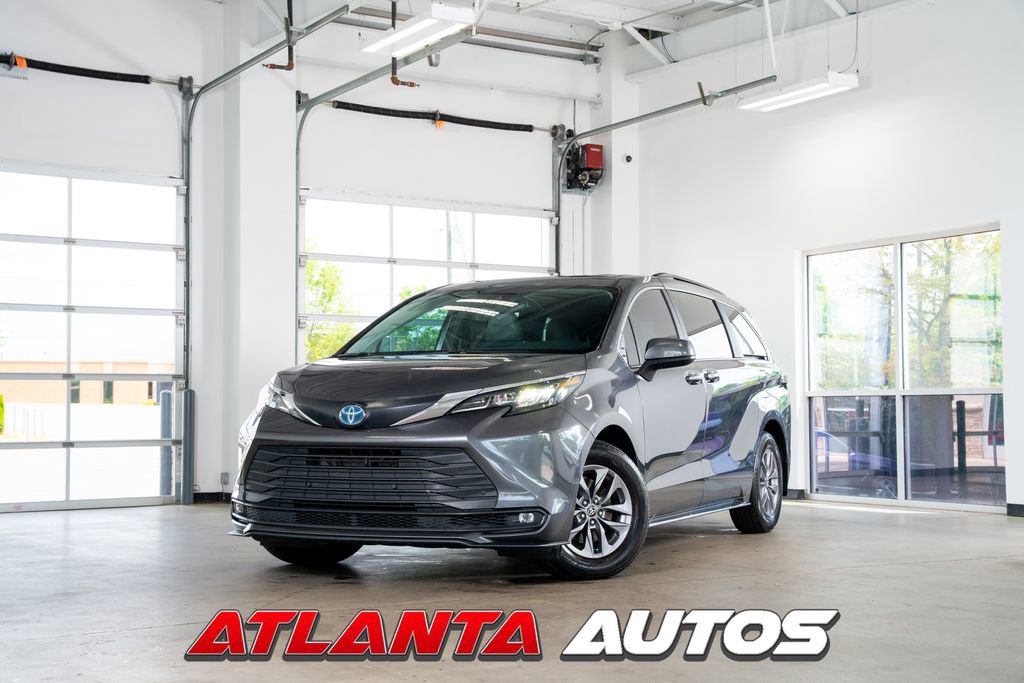 Used 2025 Toyota Sienna XLE image 1