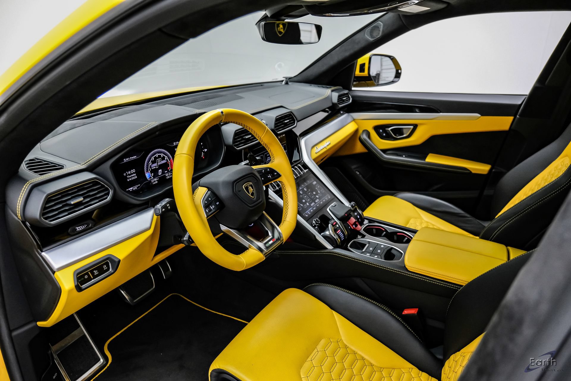 Used 2021 Lamborghini Urus AWD/4WD image 2