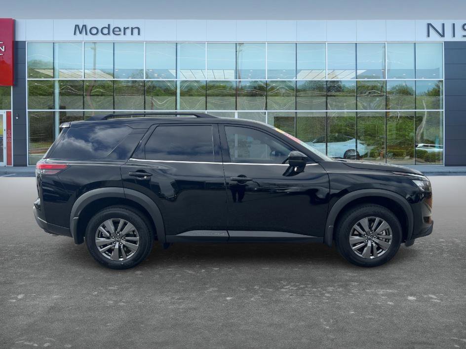 Certified 2025 Nissan Pathfinder SV image 4