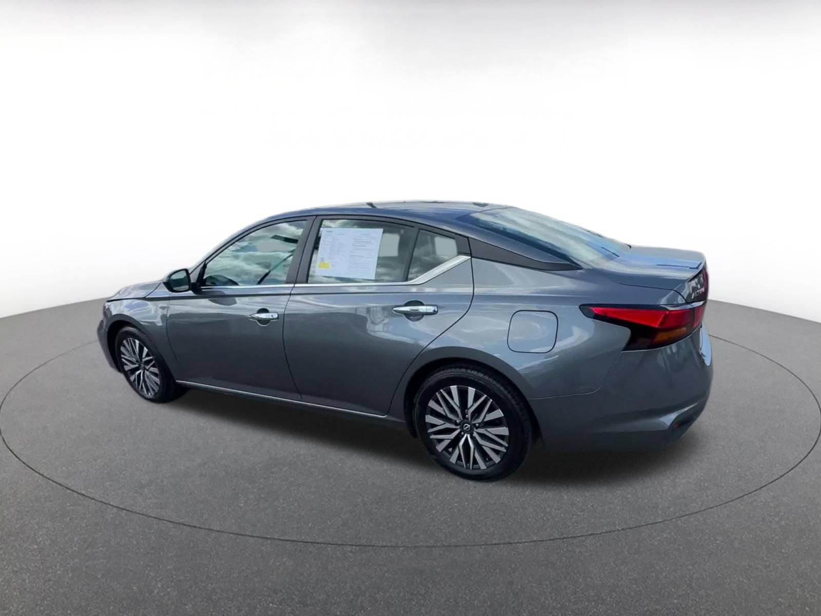 Used 2025 Nissan Altima 2.5 SV FWD image 9