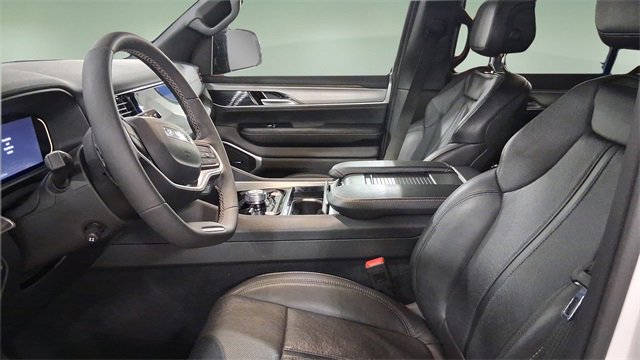 Used 2025 Jeep Wagoneer L Series II w/ 8-pass Seating Package image 9