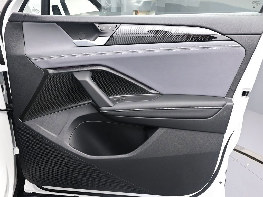 Used 2025 Volkswagen Tiguan SE image 32