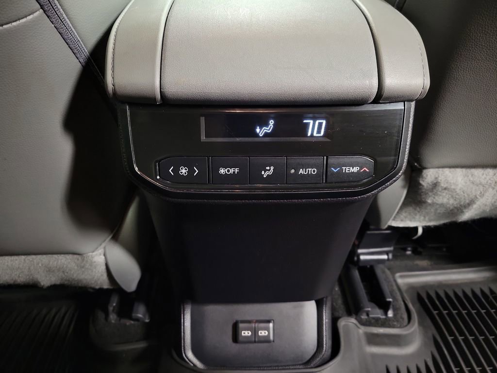 Used 2023 Toyota Highlander XLE AWD/4WD image 29