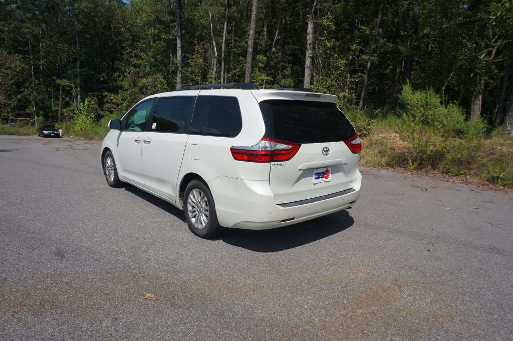 Used 2015 Toyota Sienna XLE Premium FWD image 25