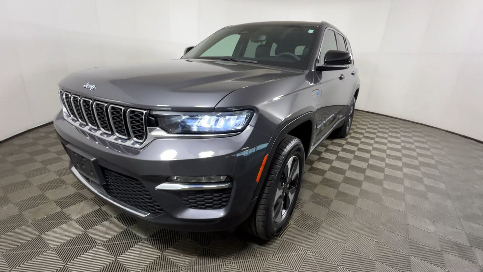 Used 2024 Jeep Grand Cherokee Limited 4xe w/ Trailer Tow Package AWD/4WD image 14