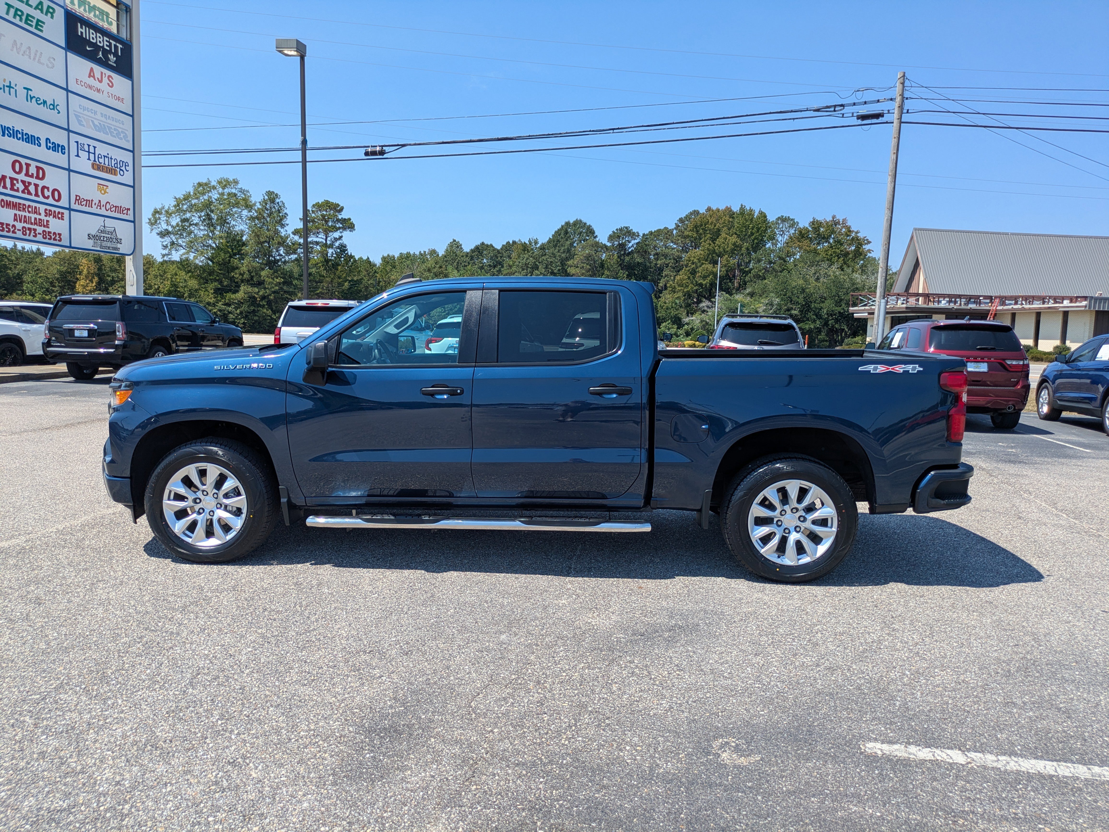 Used 2023 Chevrolet Silverado 1500 Custom image 2