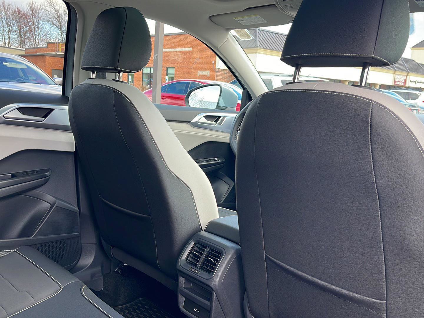 Used 2025 Volkswagen Taos SE image 21