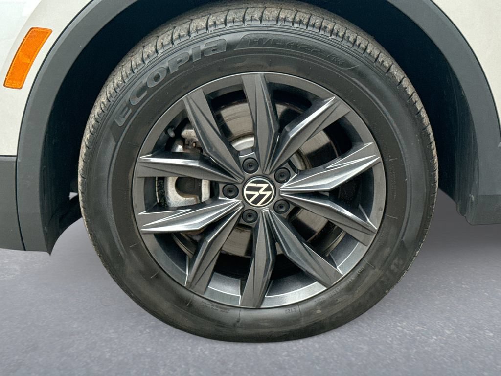 Used 2023 Volkswagen Tiguan SE AWD/4WD image 17