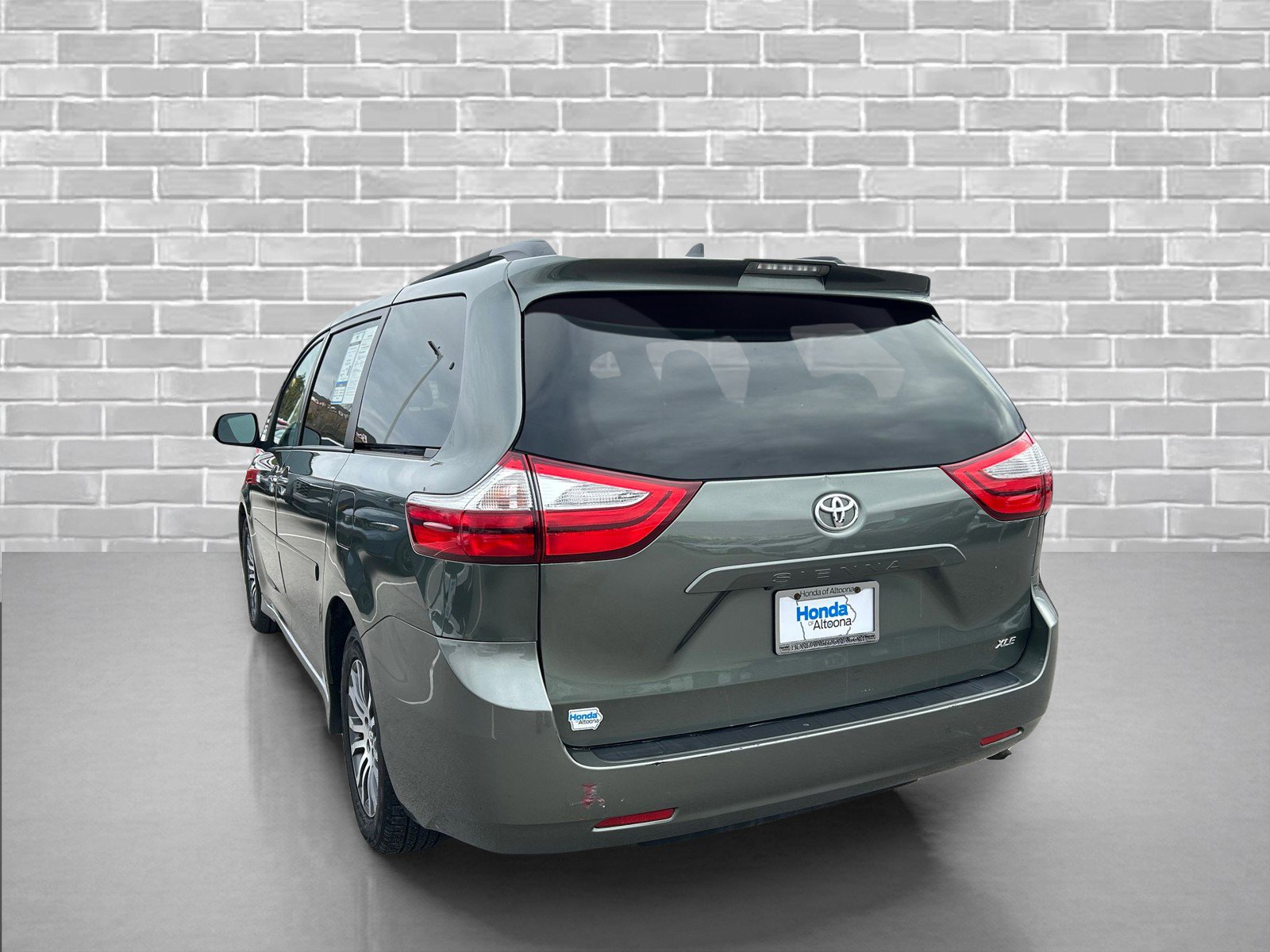Used 2018 Toyota Sienna XLE w/ Carpet Mat Package image 3