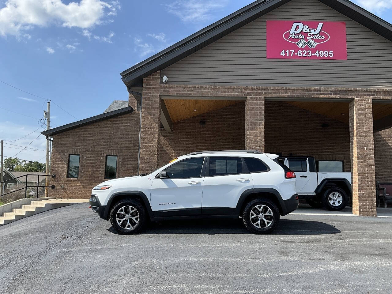 Used 2014 Jeep Cherokee Trailhawk w/ Comfort/Convenience Group AWD/4WD image 23