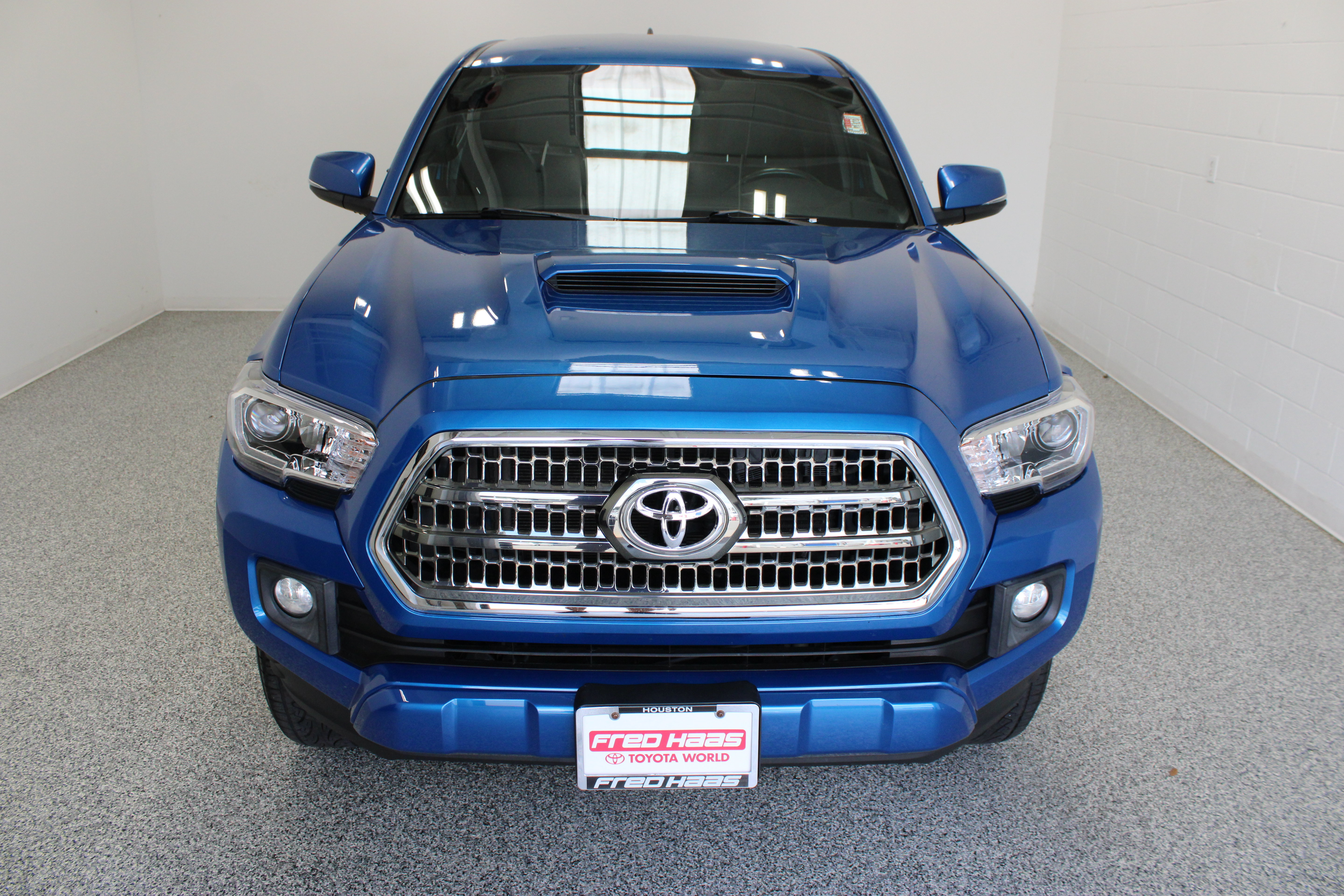 Used 2017 Toyota Tacoma TRD Sport w/ Tow Package RWD image 3
