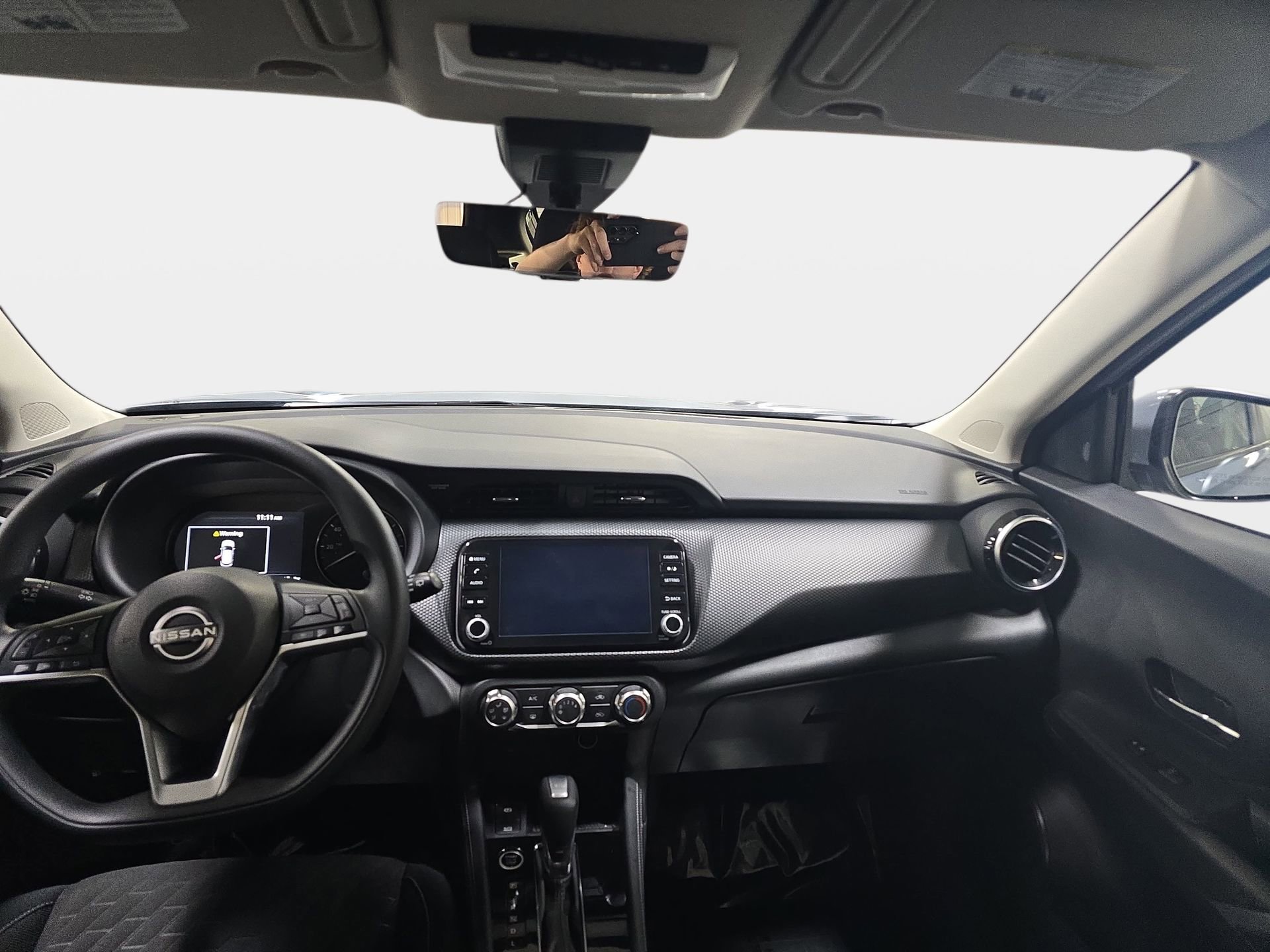 Used 2023 Nissan Kicks SV w/ Interior Electronics Package FWD image 9