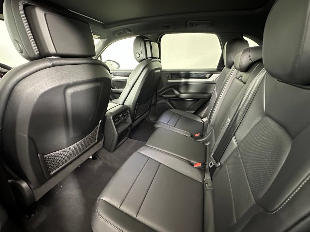 Certified 2024 Porsche Cayenne AWD/4WD image 37