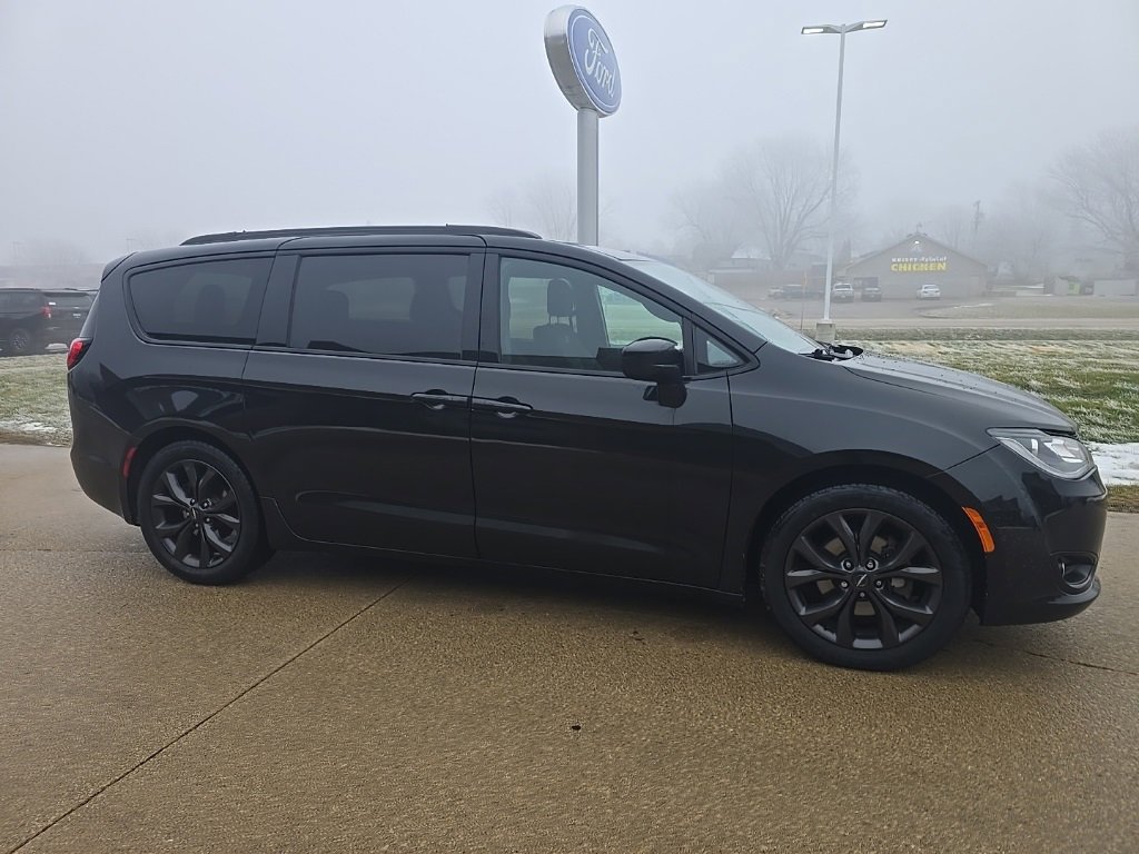 Used 2018 Chrysler Pacifica Touring Plus w/ S Appearance Package image 8