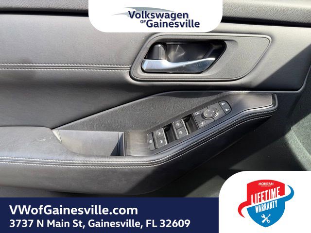 Used 2025 Nissan Rogue SL AWD/4WD image 16