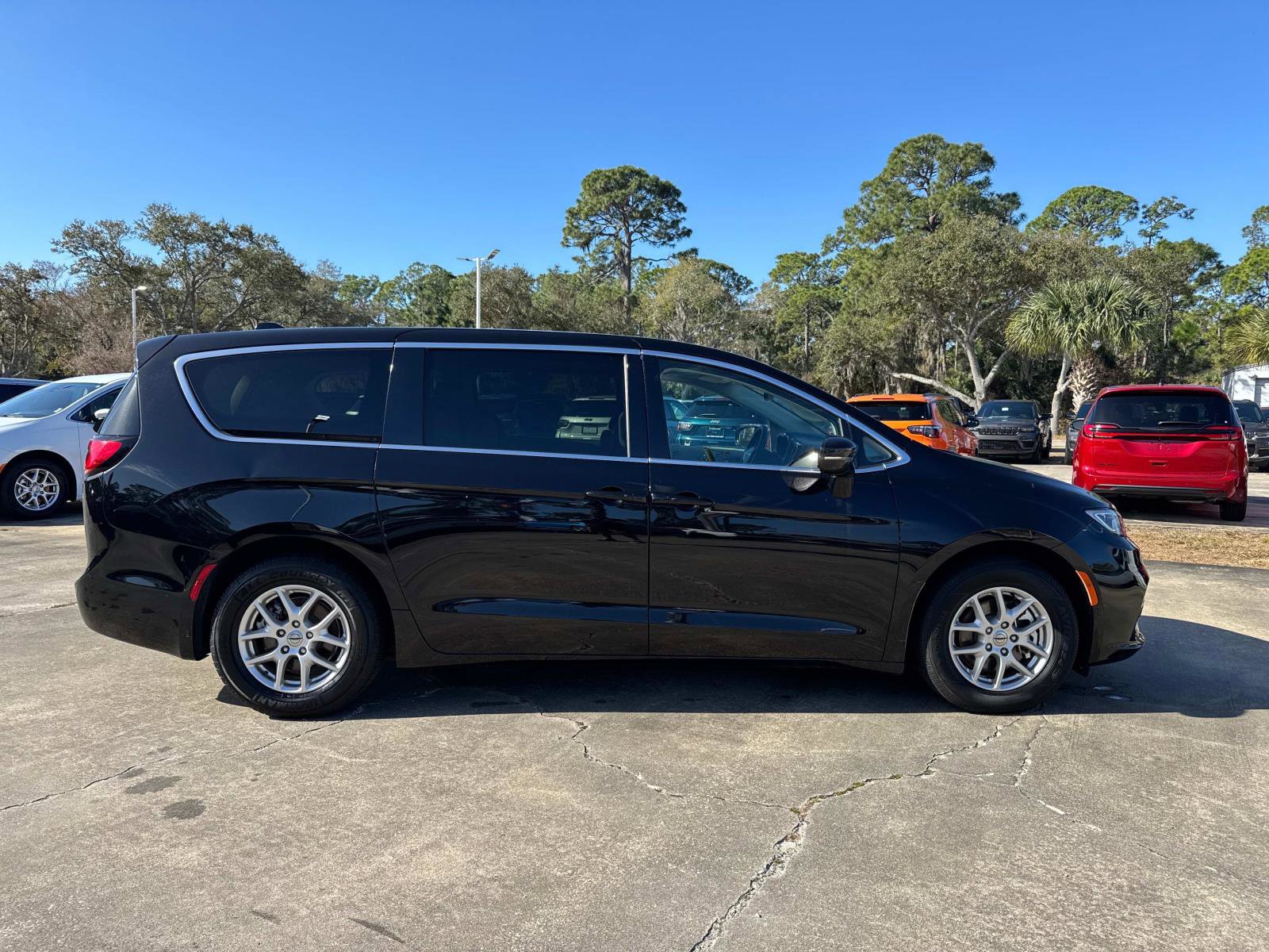 Used 2024 Chrysler Pacifica Touring-L image 2