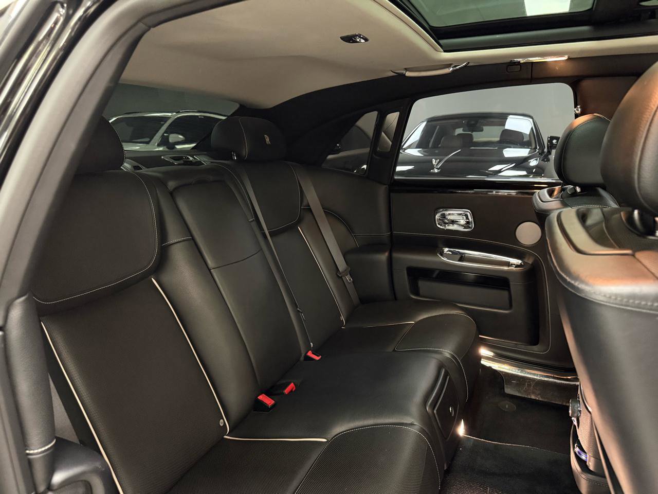 Used 2016 Rolls-Royce Ghost RWD image 25