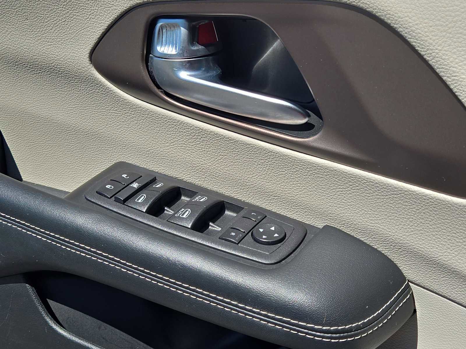 Used 2023 Chrysler Voyager LX image 23