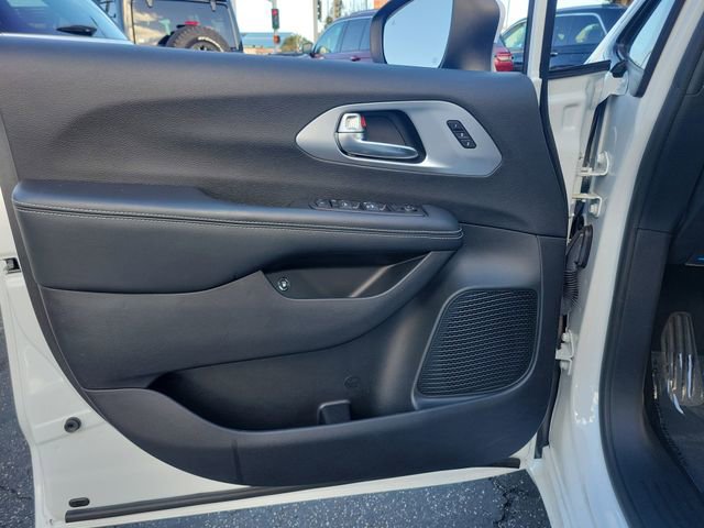 New 2023 Chrysler Pacifica Touring-L w/ S Appearance Package FWD image 17