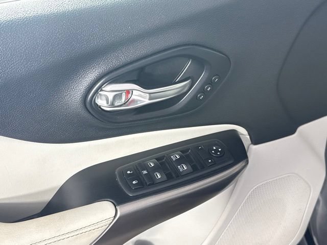 Used 2019 Jeep Cherokee Limited w/ Luxury Group AWD/4WD image 13
