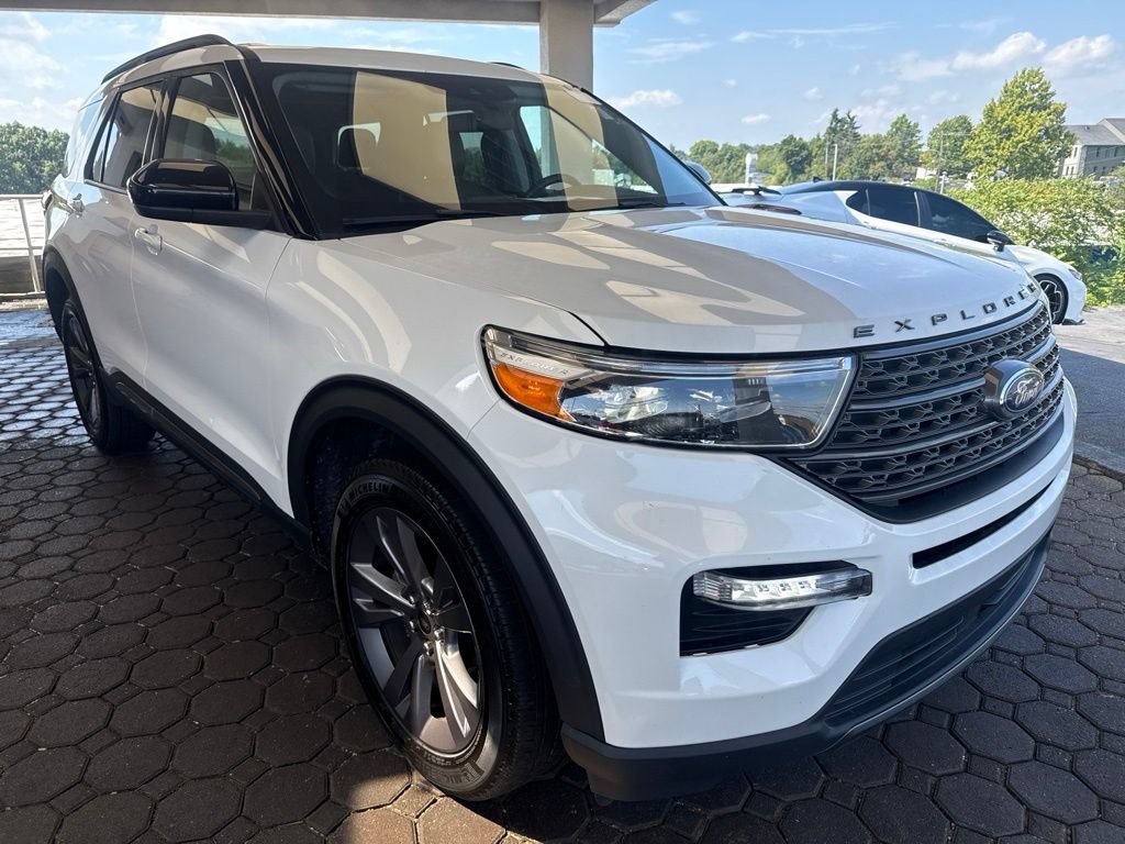 Used 2024 Ford Explorer XLT w/ Equipment Group 202A AWD/4WD image 4