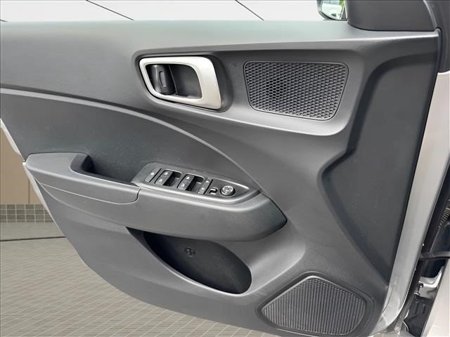 Certified 2024 Hyundai Venue SEL FWD image 23