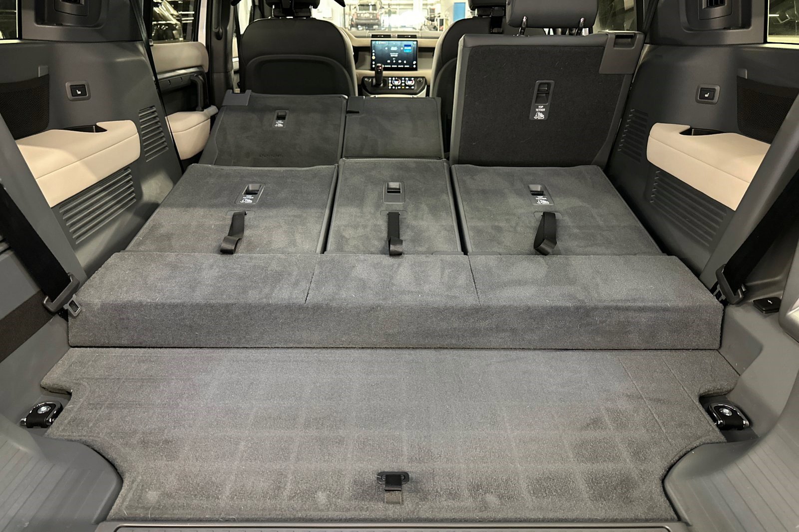 Used 2023 Land Rover Defender 130 X-Dynamic SE image 34