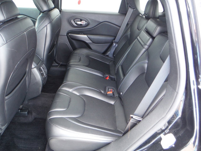 Used 2019 Jeep Cherokee Latitude Plus w/ Cold Weather Group AWD/4WD image 38