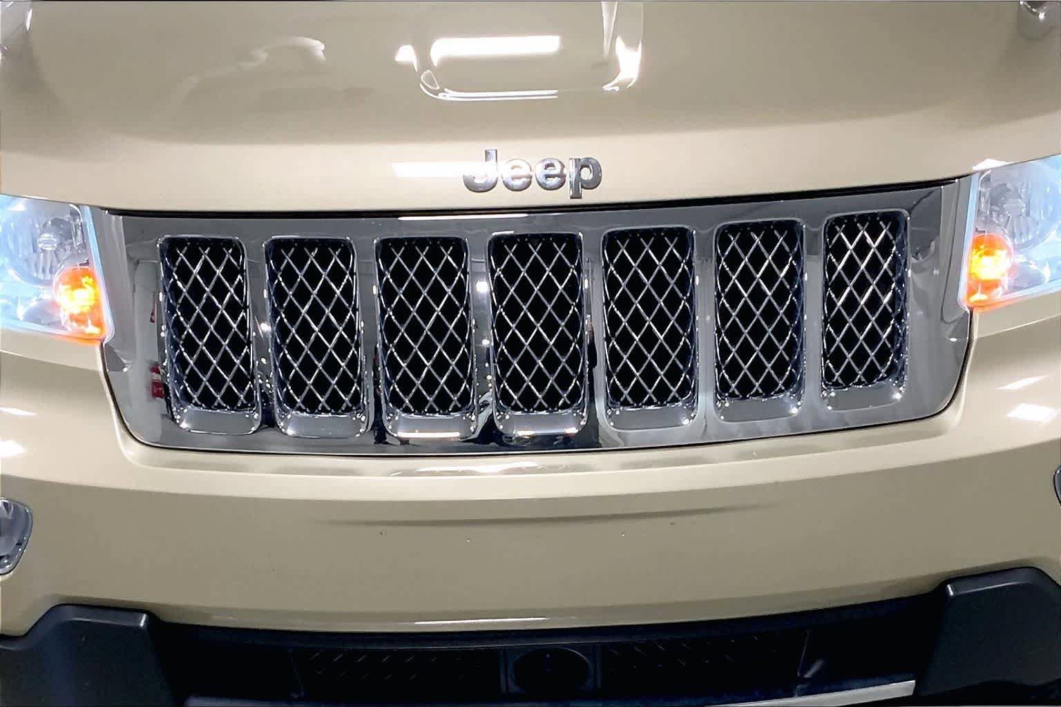 Used 2011 Jeep Grand Cherokee Overland Summit AWD/4WD image 32