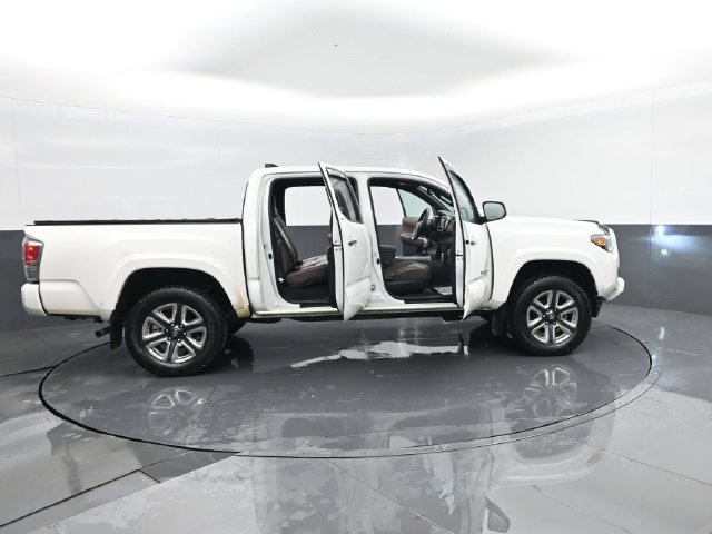 Used 2016 Toyota Tacoma Limited w/ Towing Package AWD/4WD image 28