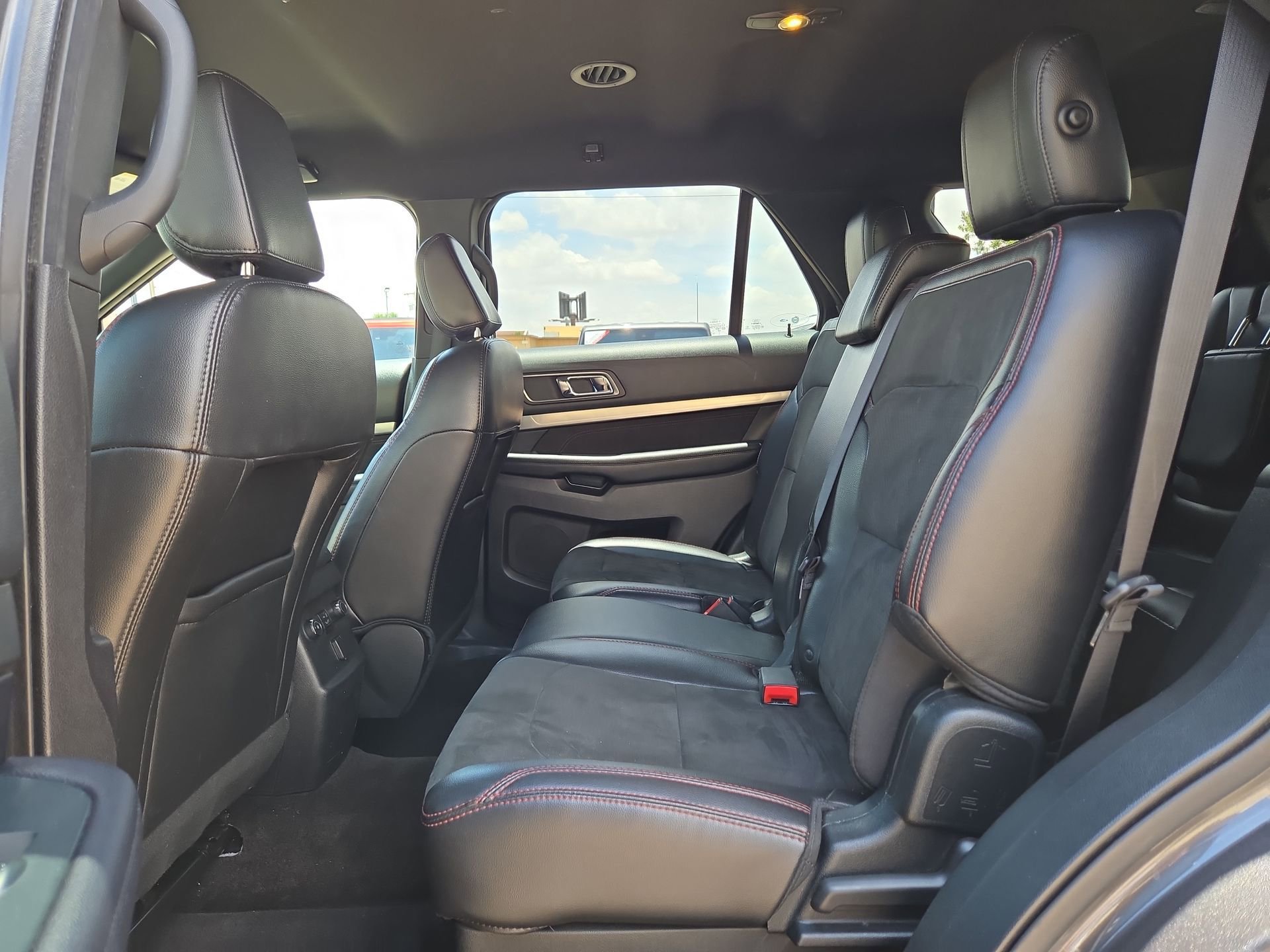 Used 2018 Ford Explorer XLT w/ Equipment Group 202A FWD image 13