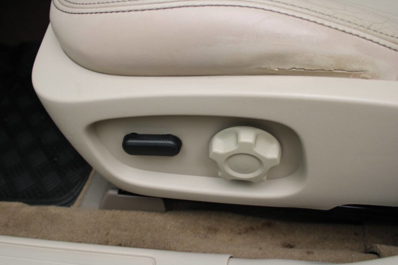 Used 2012 Ford Taurus SEL FWD image 22